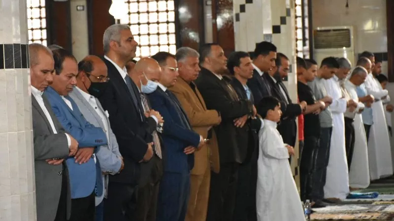 محافظ الشرقية ومدير الأمن يؤديان صلاة العيد بمسجد الفتح بمدينة ههيا