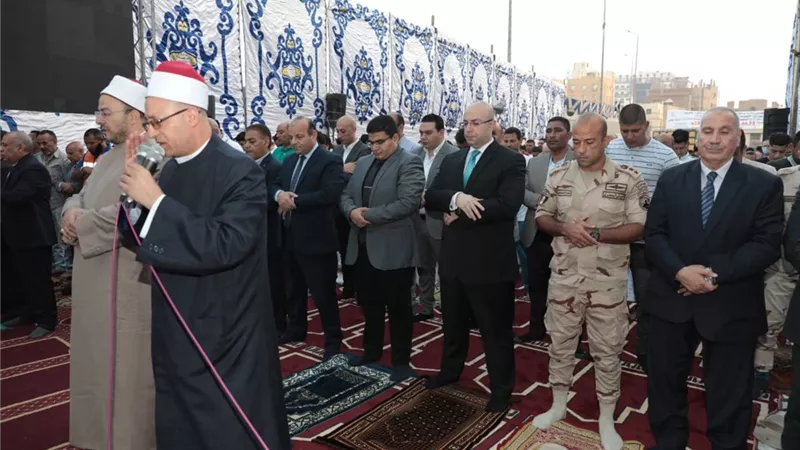 محافظ بني سويف يؤدى شعائر صلاة العيد بساحة عمر بن عبدالعزيز