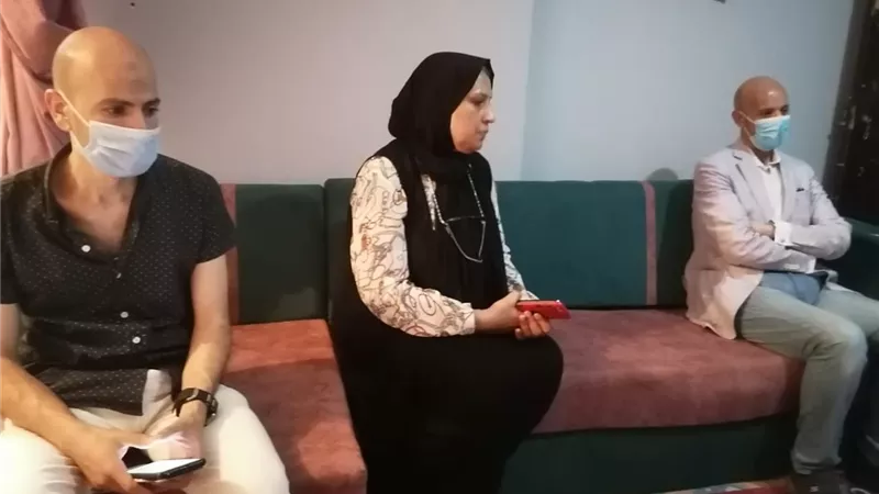 وكيل وزارة الصحة يقدم واجب العزاء لأسر أبطال الفريق الطبي بالحسينية