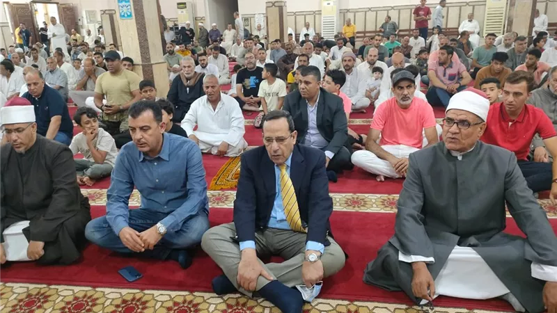 سكرتير عام البحر الأحمر يؤدي صلاة عيد الأضحي بمسجد الميناء الكبير بالغردقة