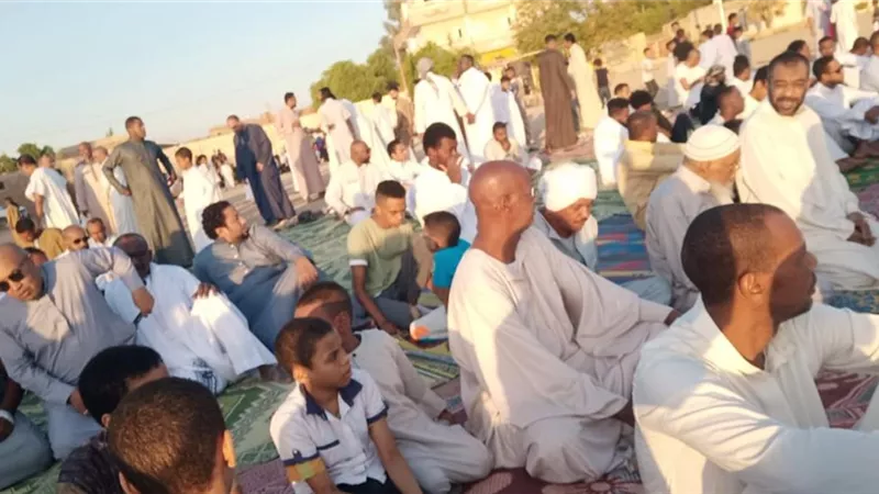 رئيس مركز إسنا جنوب الأقصر يؤدى صلاة العيد مع المواطنين