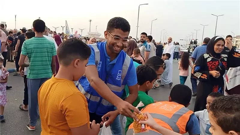 متطوعوا حياة كريمة يوزعون الحلوى والبالونات على الأطفال في السويس