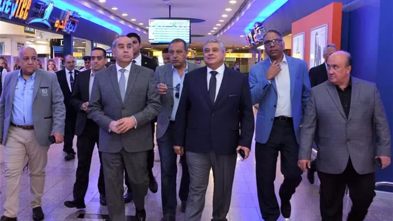 وزير الطيران يتابع حركة التشغيل بمطار القاهرة ويهنئ العاملين والمسافرين بالعيد