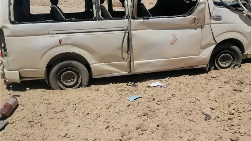 مصرع وإصابة ١٧ فى حادث انقلاب ميكروباص طريق سفاجا/ قنا