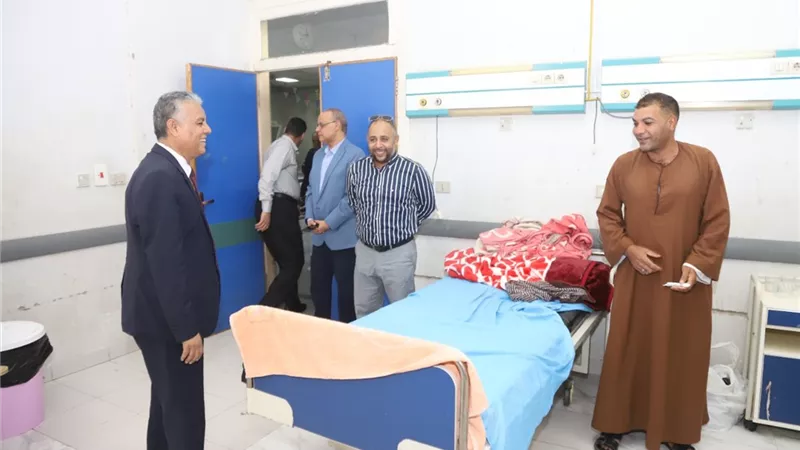 رئيس جامعة جنوب الوادي يزور مرضى المستشفيات الجامعية لتهنئتهم بعيد الأضحى المبارك