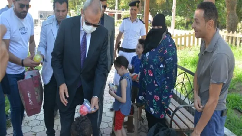 محافظ القليوبية يتفقد حدائق القناطر الخيرية ويشارك المواطنين فرحتهم بعيد الأضحى