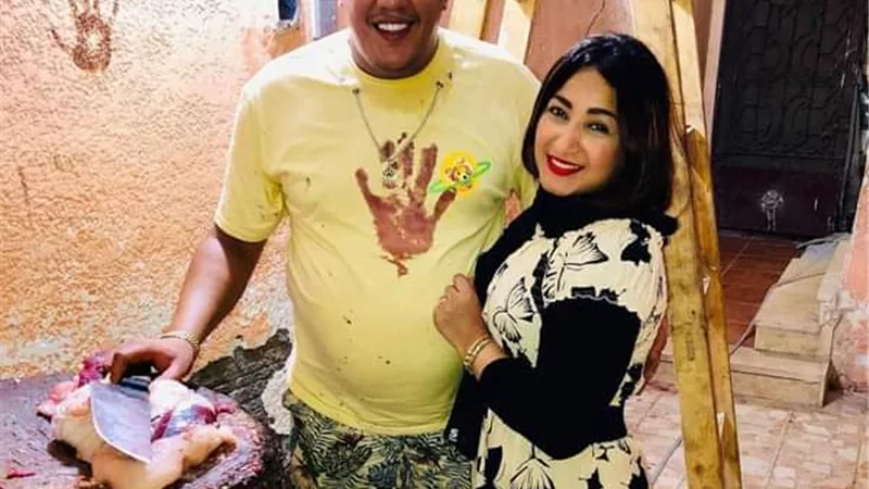 زوجة حمو بيكا تلطخه بدم الأضحية بعد ذبحها
