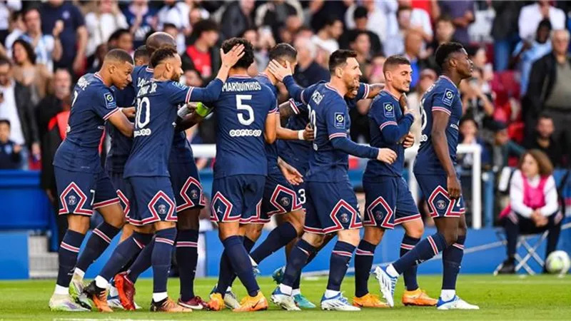 باريس سان جيرمان يقرر الاستغناء عن 11 لاعبا فى الانتقالات الصيفية