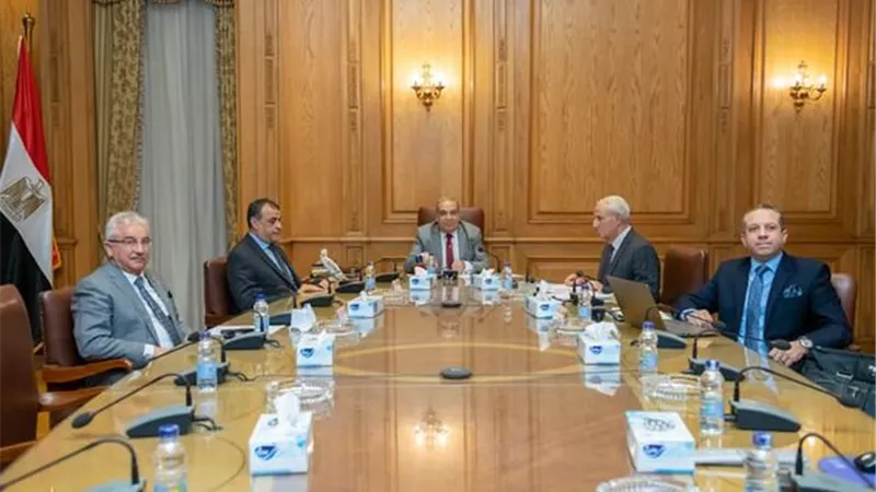 وزير الإنتاج الحربي يبحث مع ممثلى 