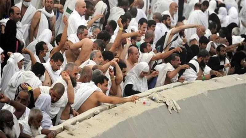 حجاج بيت الله الحرام يرمون اليوم الجمرات الثلاث في أول أيام التشريق