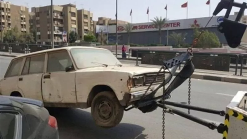 متروكة ومتهالكة.. الداخلية: رفع 57 سيارة من الشوارع