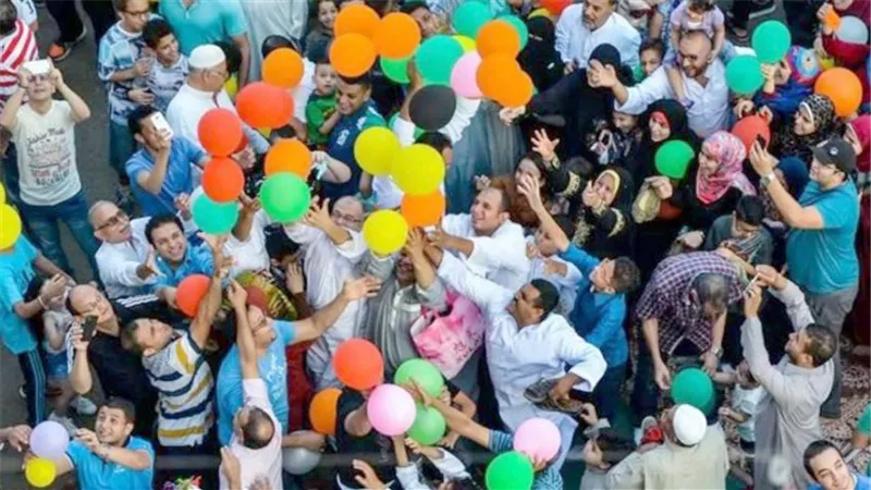 فرحة العيد تكتمل بزيارة الأهل والأقارب والجيران