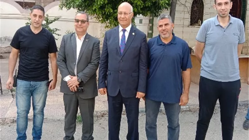 رئيس جامعة بنها يشارك الأمن الإدارى فى مواقع عملهم الاحتفال بعيد الاضحى