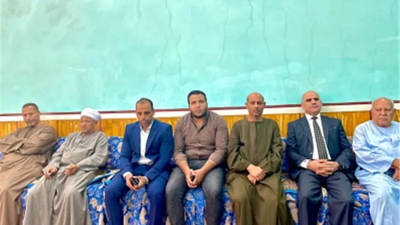 رئيس جامعة الأقصر يؤدى واجب العزاء لعائلة أستاذ جامعي وأسرته لقوا مصرعهم بحادث مروري
