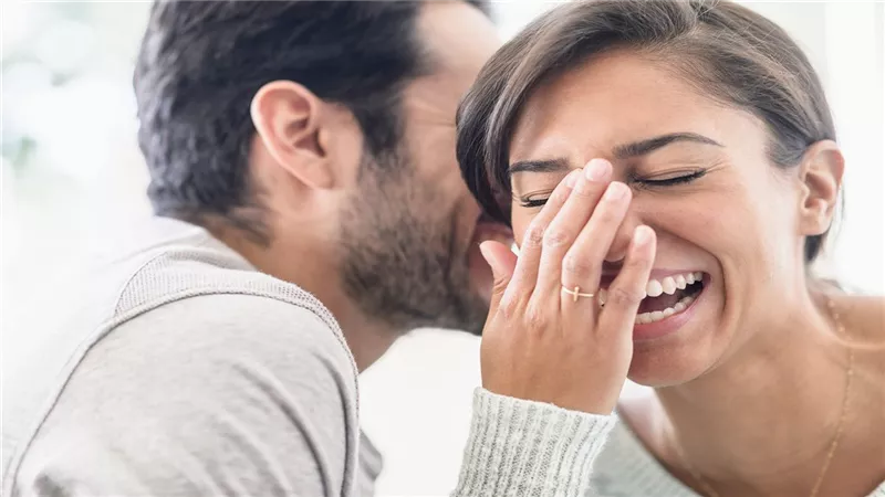 الضحك يزيد من بقاء الأزواج معا لفترة طويلة