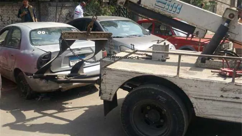 متروكة ومتهالكة.. الداخلية: رفع 61 سيارة من الشوارع