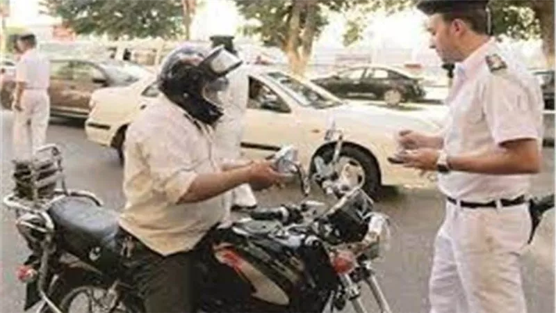 ضبطت الأجهزة الامنية 997 مخالفة لقائدى الدراجات النارية لعدم ارتداء الخوذة