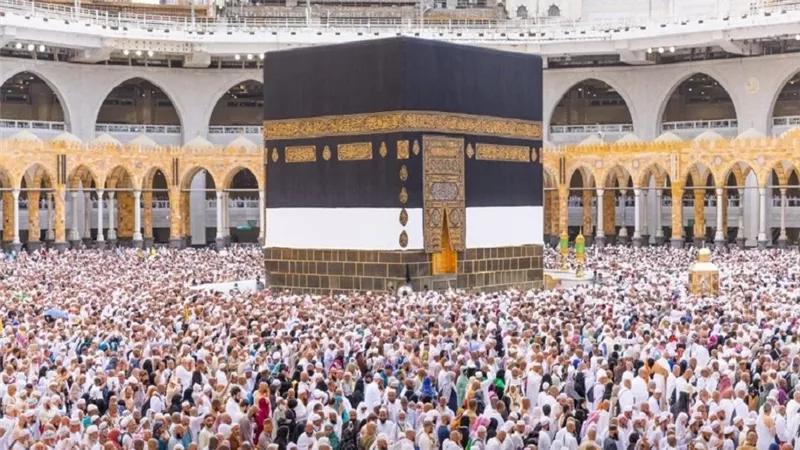 وزير الحج السعودي يمنح رئيس البعثة العراقية 