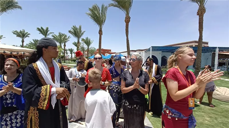 سياح البحرالأحمر يرقصون علي الربابة والمزمار البلدى