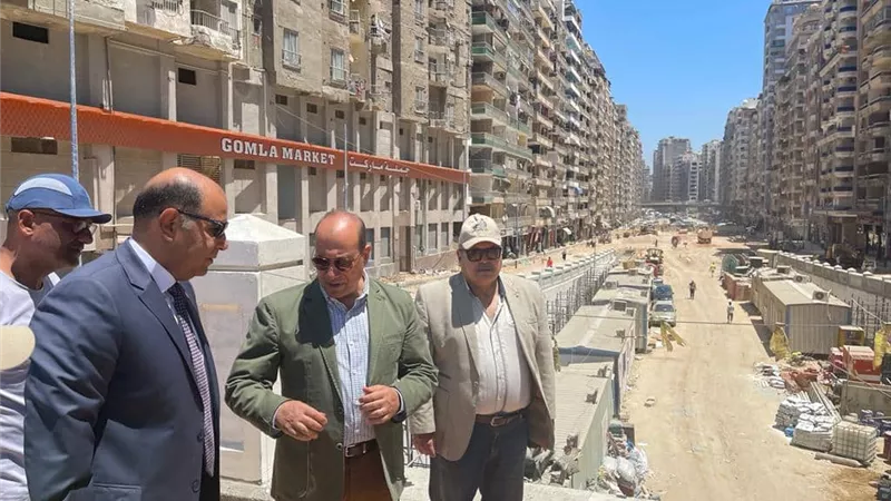 رئيس المركزي للتعمير يتفقد مشروع نفق وكبارى شارع 45 أنور السادات بالمنتزة