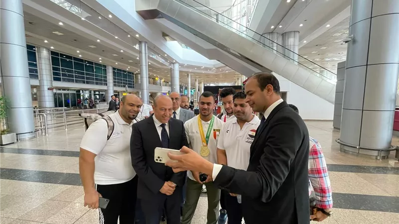 وزير الرياضة يتواصل مع بعثة السومو خلال استقبال رسمى بمطار القاهرة