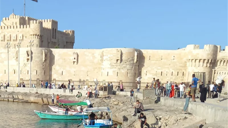 علي كل لون ياعيد بساحه القلعه.. ملابس الثلاثينات بعشرين جنيه.. ورسم التاتو بخمسين جنيه