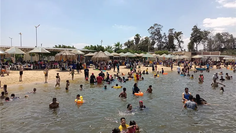 شواطئ الإسماعيلية في العيد ضحك ولعب وعوامات..صور