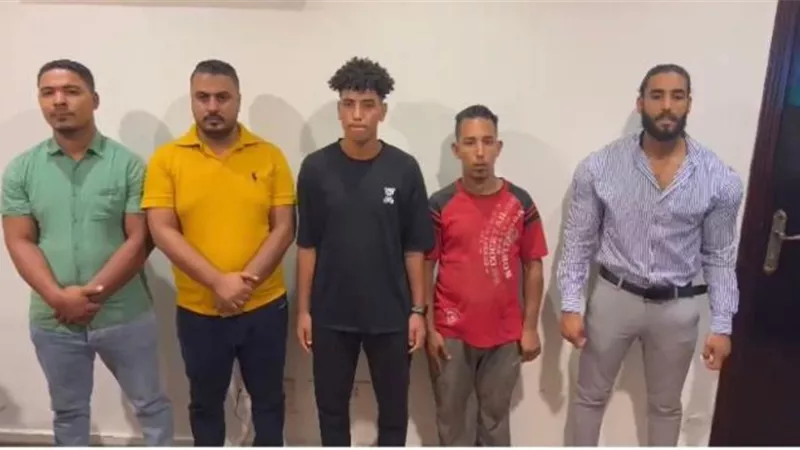 مفبرك لتحقيق مشاهدات.. الداخلية تكشف حقيقة فيديو لرجل شرطة يستوقف مواطن بصحبته سيدة منتقبة