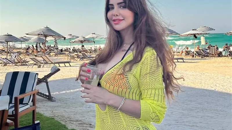 بمكياج جذاب .. رانيا ملاح تبرز جمالها بإطلالة صيفية