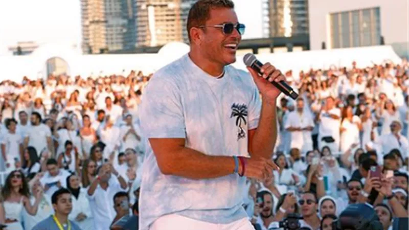 عمرو دياب يشارك جمهوره من حفله الاخير.. صور