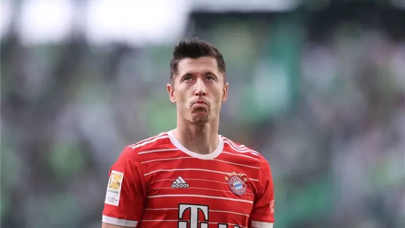ليفاندوفسكي يتلقى تهديدات بالقتل بسبب برشلونة