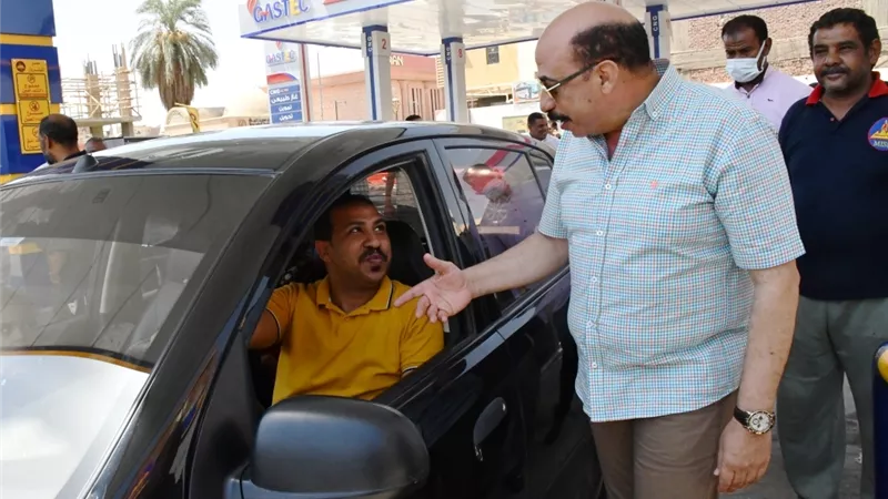 جولة لمحافظ أسوان بمحطات الوقود ومواقف السرفيس