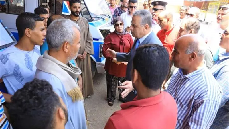 محافظ سوهاج يتفقد مواقف سيارات الأجرة لمتابعة الالتزام بتعريفة الركوب