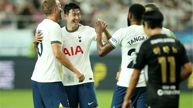 توتنهام يفوز بسداسية على نجوم الدورى الكورى