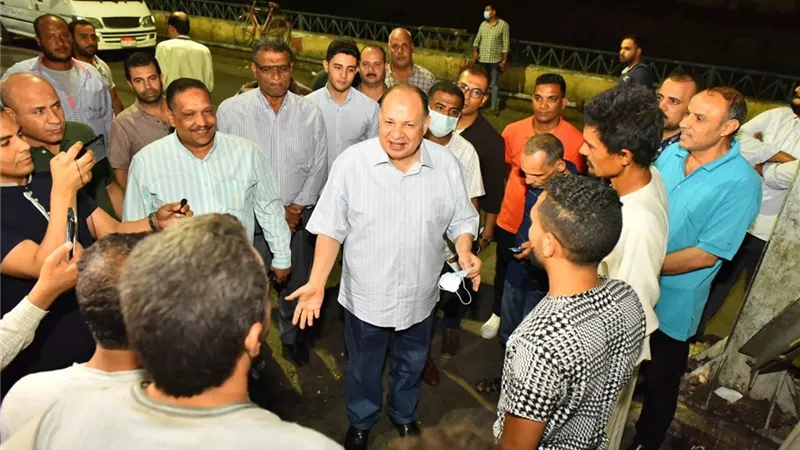 محافظ أسيوط يتفقد المواقف العامة للتأكد من التزام السائقين بالتعريفة الجديدة - صور