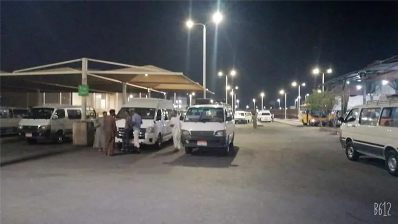 رئيس مدينة الغردقة: يكلف بمتابعة تطبيق التعريفة الجديدة بمواقف الأقاليم والسرفيس الداخلى