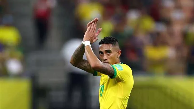 برشلونة يًخرج البرازيلى رافينيا من الباب الخلفى للمطار