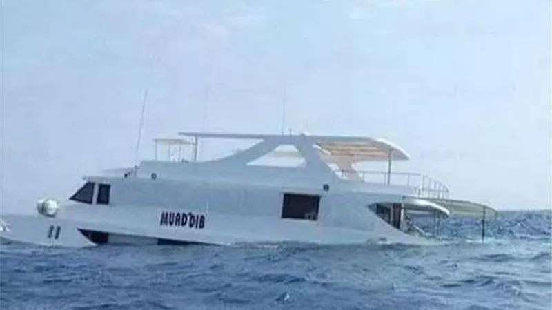 إنقاذ ١٧مصريا من الغرق بعد تعطل مركبهم خلال رحلة بحرية بمرسى علم