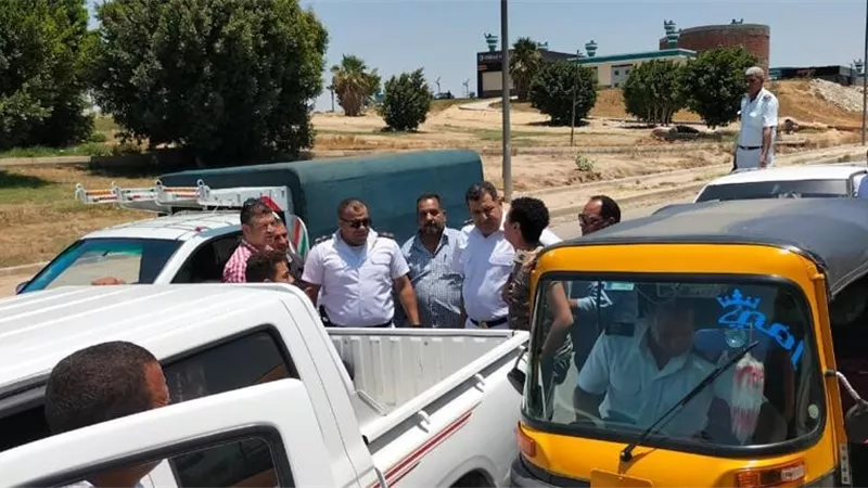 الغيطى: ضبط عدد (٧) توكتوك والتحفظ عليهم بمقر جهاز مدينة العبور.. بالصور