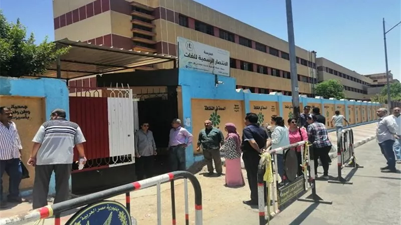 طلاب أسيوط يشتكون من امتحاني الفيزياء والتاريخ