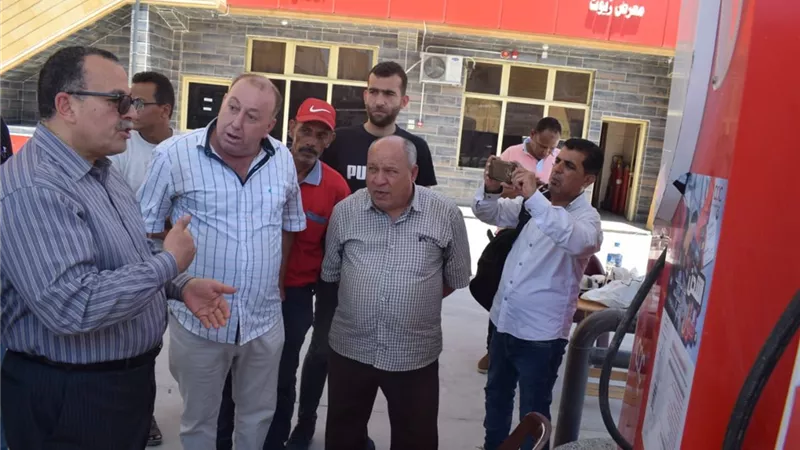 نائب محافظ شمال سيناء يتفقد محطات الوقود والمواقف للتأكد من التزام السائقين بالتعريفة الجديدة