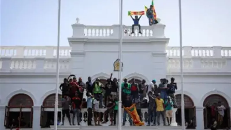 متظاهرو سريلانكا يخلون القصر الرئاسي.. والجيش يلوح باستخدام القوة