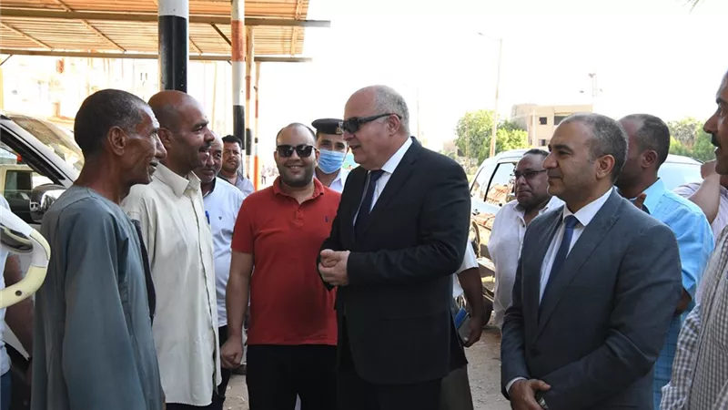 محافظ قنا يتفقد موقف سيارات الأجرة ومحطات الوقود لمتابعة تطبيق التعريفة الجديدة بنقادة