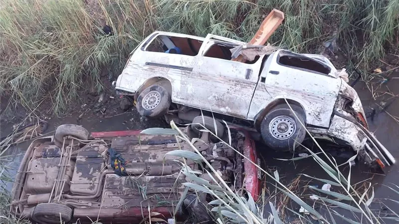 مصرع سيدتين واصابة ٢٠ آخرون في حادث تصادم سيارتين في موكب زفة بأسيوط