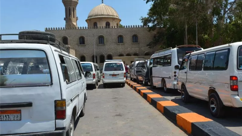 محافظ الجيزة يوجه بتكثيف الجولات على مواقف السيارات للتأكد من الالتزام بالتعريفة الجديدة