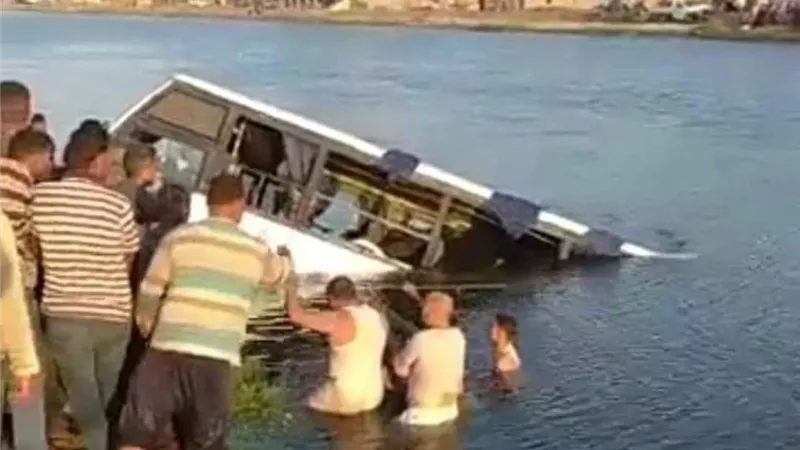 مصرع طفلين وإصابة 13 في سقوط ميني باص بترعة السلام بين محافظتي دمياط والدقهلية