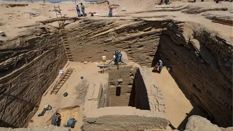الآثار تعلن الكشف عن مقبرة قائد الجنود الأجانب فى أبوصير