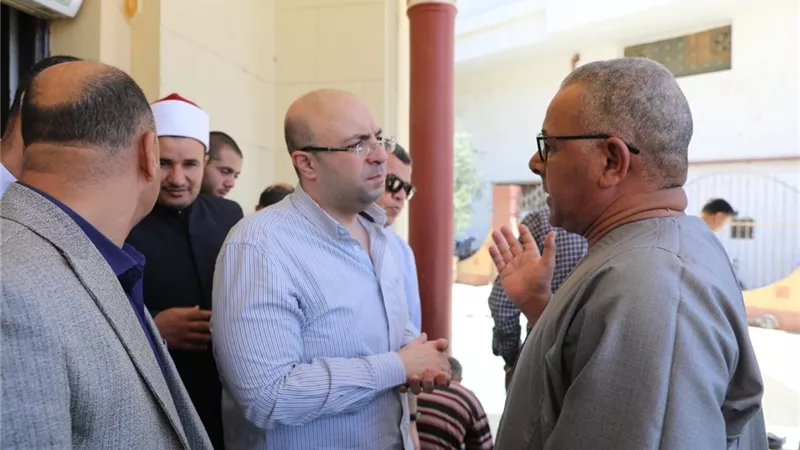 محافظ بني سويف يستعرض مطالب المواطنين عقب صلاة الجمعة..صور