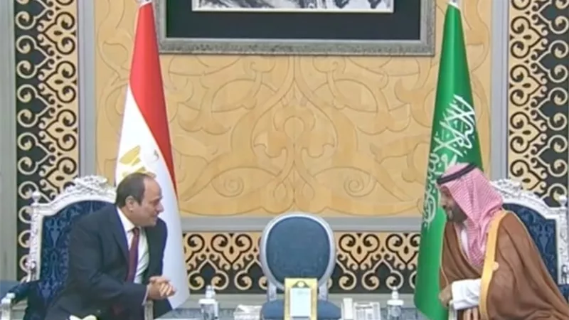 ولي العهد السعودي يستقبل الرئيس السيسي لدى وصوله إلى جدة