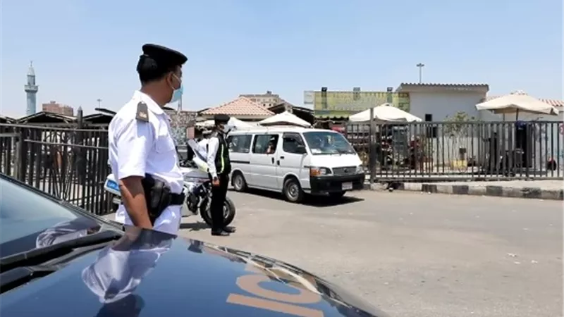 الداخلية تكثف التواجد بمحطات الوقود والمواقف لضمان إلتزام السائقين بالتعريفة الجديدة